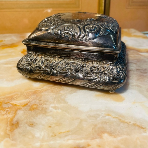 Vintage Wilcox Silver-plated Art Nouveau style Hinged Lid Trinket Jewelry Box - Picture 5 of 11